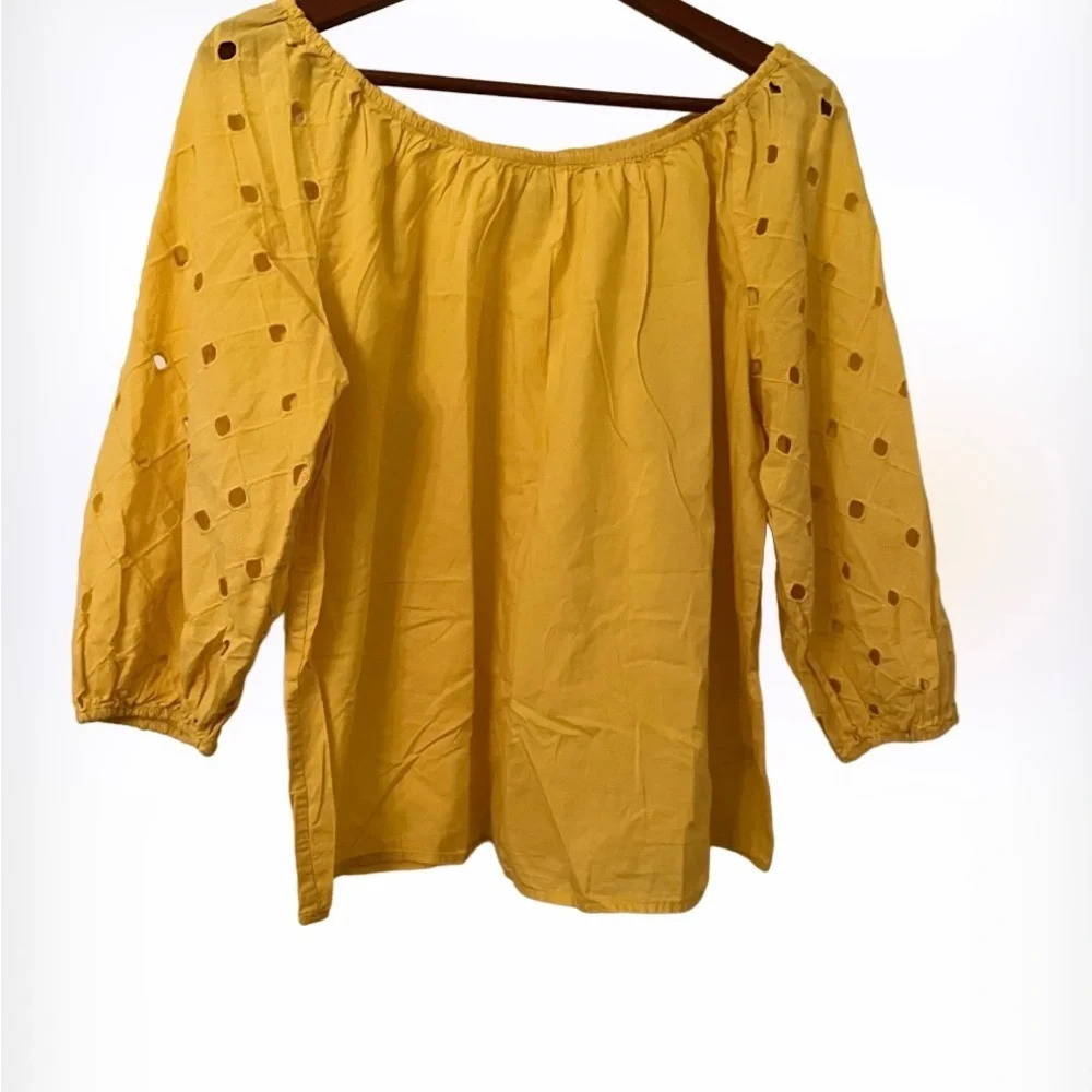 A new day peasant style blouse, size medium.